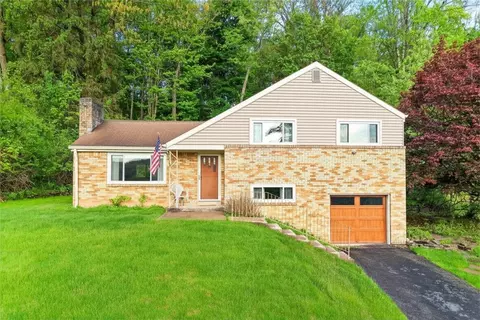 3975 Green Valley Dr, Glenshaw, PA 15116