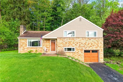 3975 Green Valley Dr, Glenshaw, PA 15116