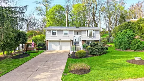 1032 Willow Glen Dr, Bethel Park, PA 15102