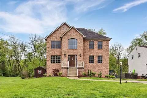 699 Surfside Dr, Pittsburgh, PA 15239