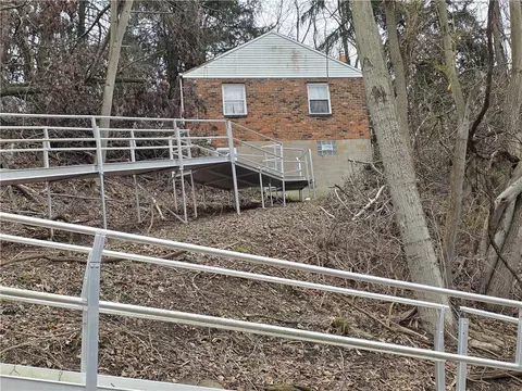 809 Hillgrove, Pittsburgh, PA 15216
