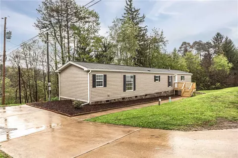 220 Polo Dr, Shelocta, PA 15774