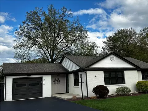 219 Meadowbrook Rd, Hermitage, PA 16148