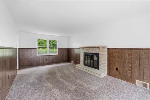 Living - 14255 Wayne Dr, Irwin, PA 15642 photo 4 of 5