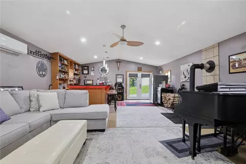 Living - 64 Florida Ave, Apollo, PA 15613 photo 1 of 1