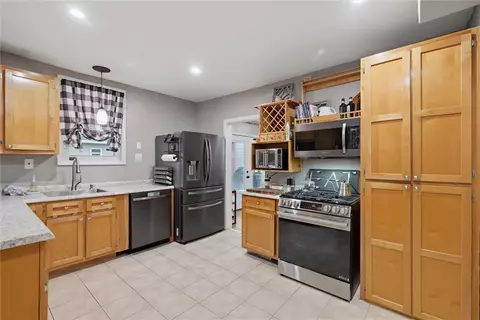 Kitchen - 64 Florida Ave, Apollo, PA 15613 photo 2 of 4