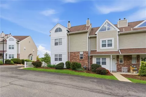 137 Old Village Ln, Bethel Park, PA 15102
