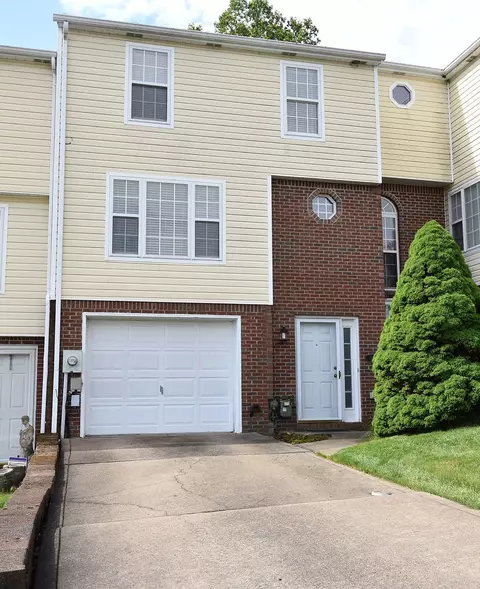10 Fairway, Delmont, PA 15626