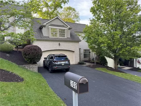 202 Parkview Dr, Pittsburgh, PA 15236