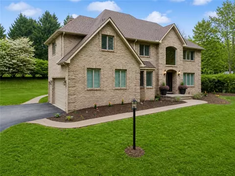 1005 Fairway Oaks Dr, Jeannette, PA 15644