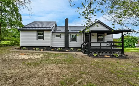 1295 Lark Dr, Ellwood City, PA 16117