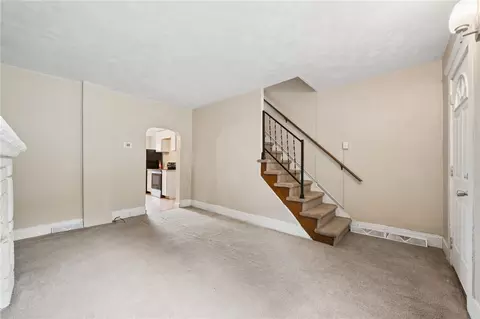 Living - 680 Main St, Irwin, PA 15642 photo 4 of 6