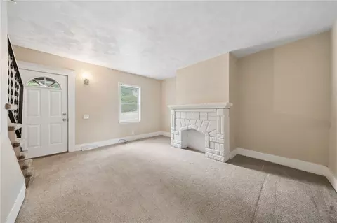 Living - 680 Main St, Irwin, PA 15642 photo 3 of 6