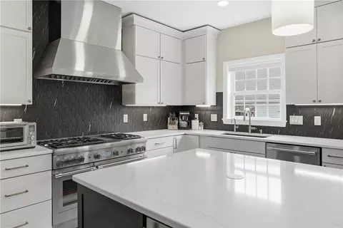 Kitchen - 5151 Trillium Dr, Export, PA 15632 photo 5 of 5