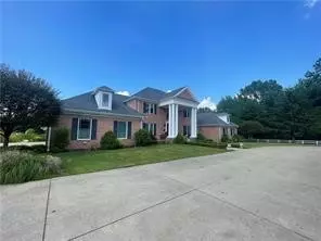 4605 Whippoorwill Dr, Hermitage, PA 16148