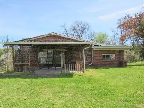 810 Newingham Ln, New Stanton, PA 15672