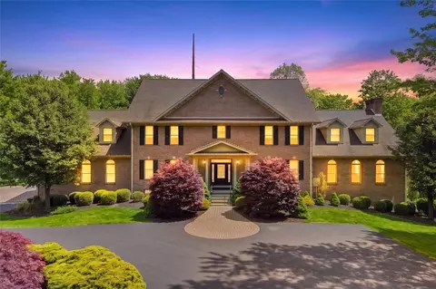 1040 Chanticleer Dr, Crescent, PA 15046