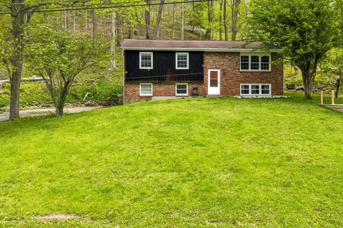 2955 Pine Grv, Industry, PA 15052