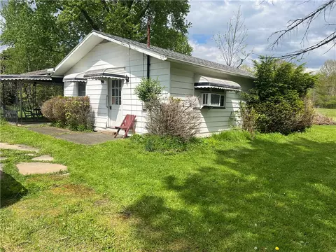 1630 Pymatuning Dr, Jamestown, PA 16134