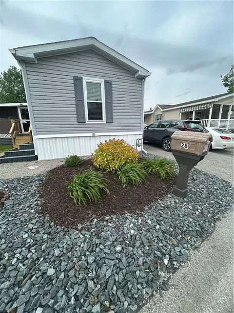 28 Hilltop Dr, Finleyville, PA 15332