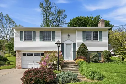 100 Mayer Dr, Oakdale, PA 15071