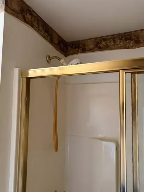 Bath - 1015 Cascade Rd, Monaca, PA 15061 photo 4 of 4