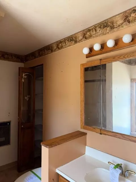 Bath - 1015 Cascade Rd, Monaca, PA 15061 photo 3 of 4