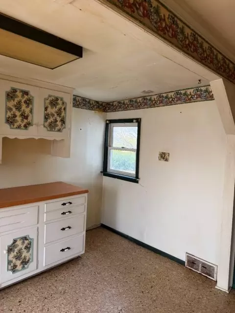 Kitchen - 1015 Cascade Rd, Monaca, PA 15061 photo 2 of 3