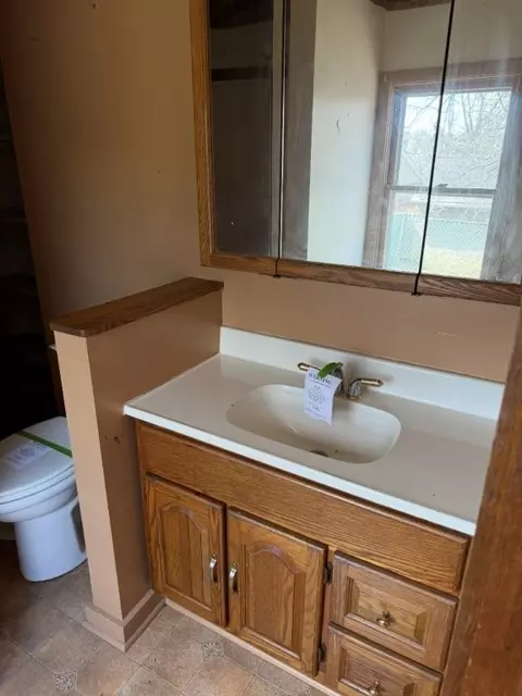 Bath - 1015 Cascade Rd, Monaca, PA 15061 photo 2 of 4
