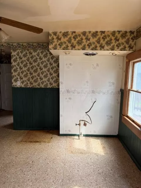 Kitchen - 1015 Cascade Rd, Monaca, PA 15061 photo 3 of 3