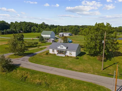 206 Lee Rd, Grove City, PA 16127