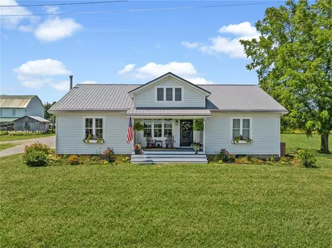 206 Lee Rd, Grove City, PA 16127
