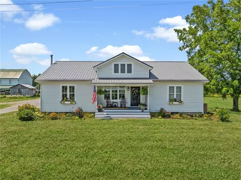 206 Lee Rd, Grove City, PA 16127