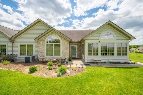 1905 Golf Course Dr, Washington, PA 15301