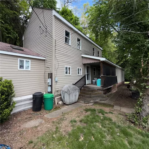 977 Sharon Rd, Beaver, PA 15009