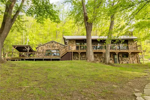 750 Lake Side Rd, Addison, PA 15411