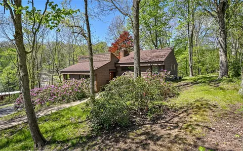 5435 Beechnut Dr, Gibsonia, PA 15044