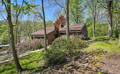 5435 Beechnut Dr, Gibsonia, PA 15044