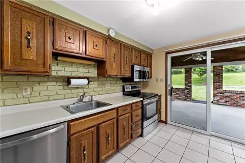 Kitchen - 27 Dover Rd, Irwin, PA 15642 photo 3 of 3