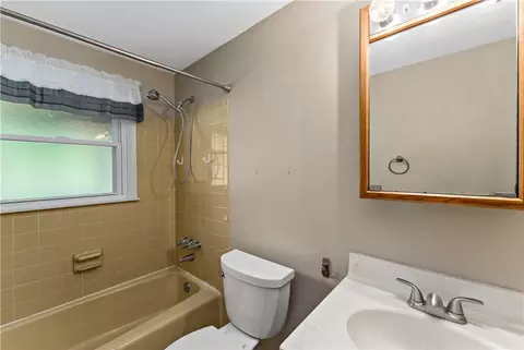 Bath - 27 Dover Rd, Irwin, PA 15642 photo 2 of 3
