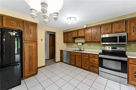 Kitchen - 27 Dover Rd, Irwin, PA 15642 photo 2 of 3