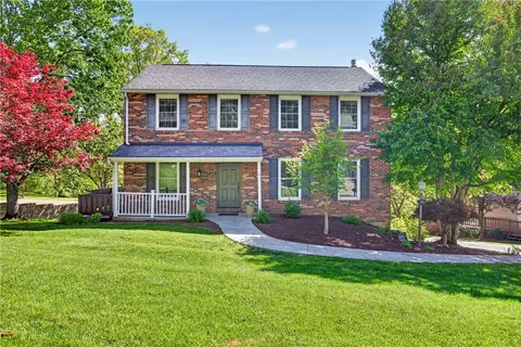 5885 Dalmatian Dr, Bethel Park, PA 15102