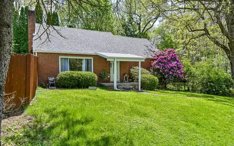 95 Twin Oak Dr, Pine, PA 15090