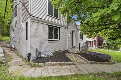 814 Fruithurst Dr, Pittsburgh, PA 15228
