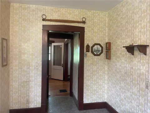 Entry Way - 1055 E Lake Rd, Transfer, PA 16154 photo 3 of 4