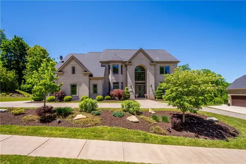 1820 Winchester Dr, Pittsburgh, PA 15241