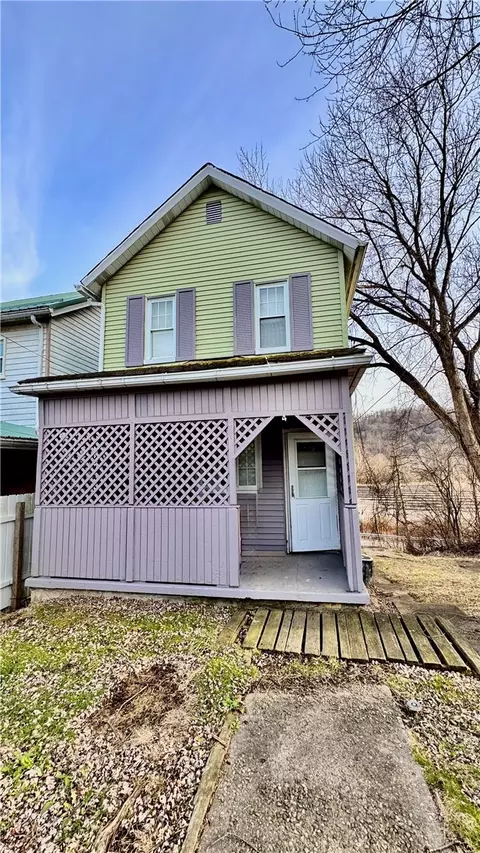 4 Howe St, Elrama, PA 15038