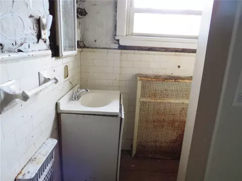 Bath - 263-265 Donnan Ave, Washington, PA 15301 photo 2 of 2