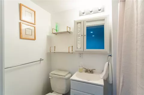 Bath - 858 Monaca Rd, Monaca, PA 15061 photo 1 of 3