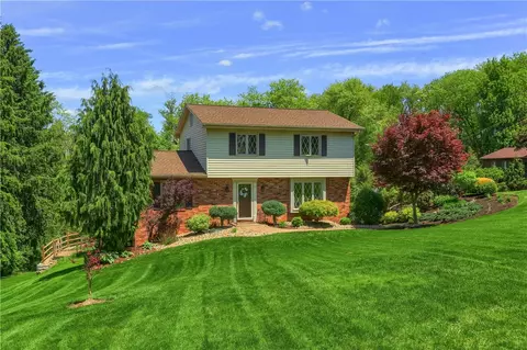 1737 Beaver Grade Rd, Coraopolis, PA 15108
